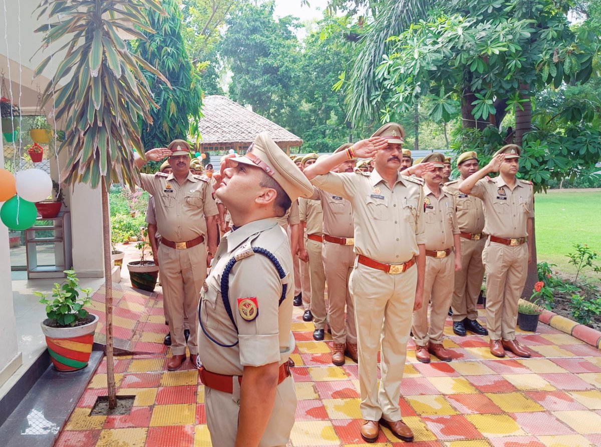 vermaabhishek25's tweet photo. विजयी विश्व तिरंगा प्यारा, झंडा ऊंचा रहे हमारा।…🇮🇳  
जनपद हापुड़ @hapurpolice https://t.co/9dpUYodyU3