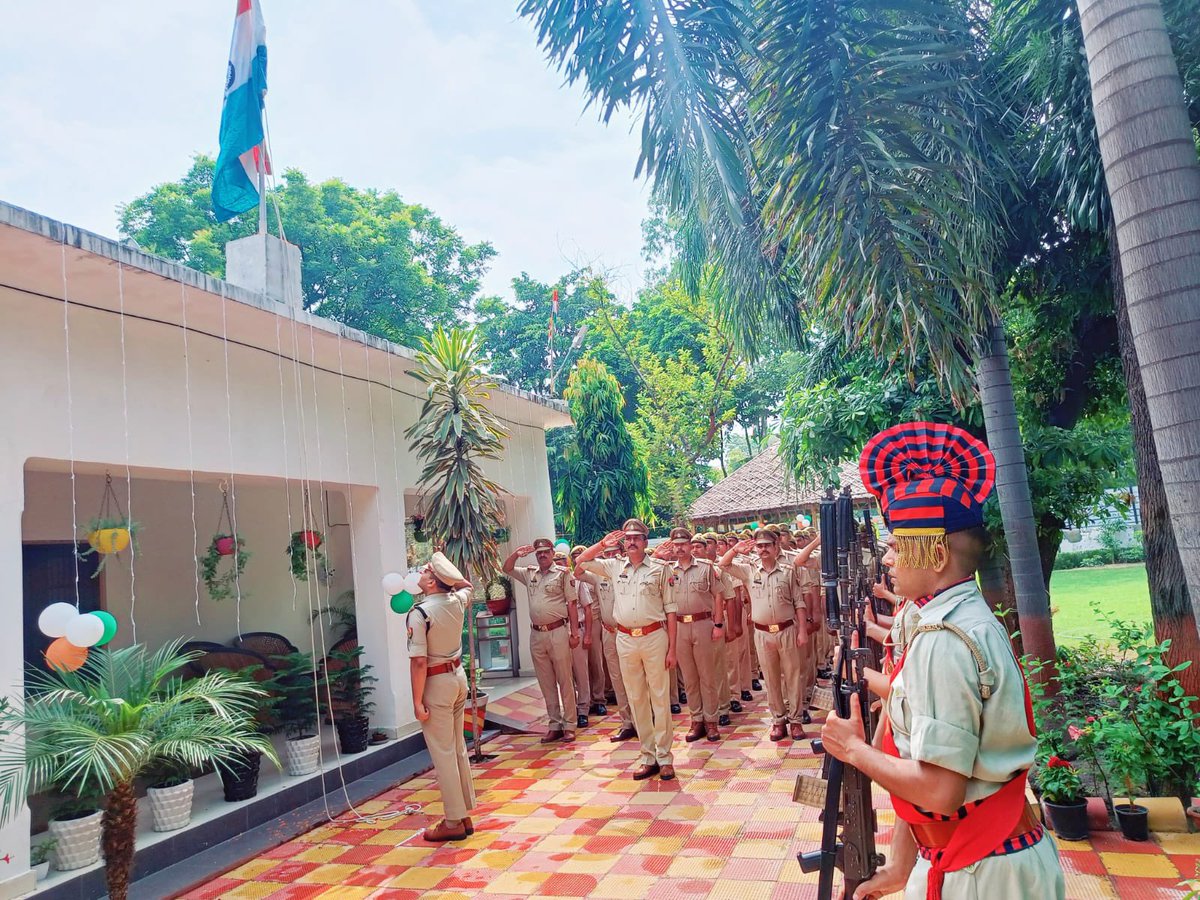 vermaabhishek25's tweet photo. विजयी विश्व तिरंगा प्यारा, झंडा ऊंचा रहे हमारा।…🇮🇳  
जनपद हापुड़ @hapurpolice https://t.co/9dpUYodyU3
