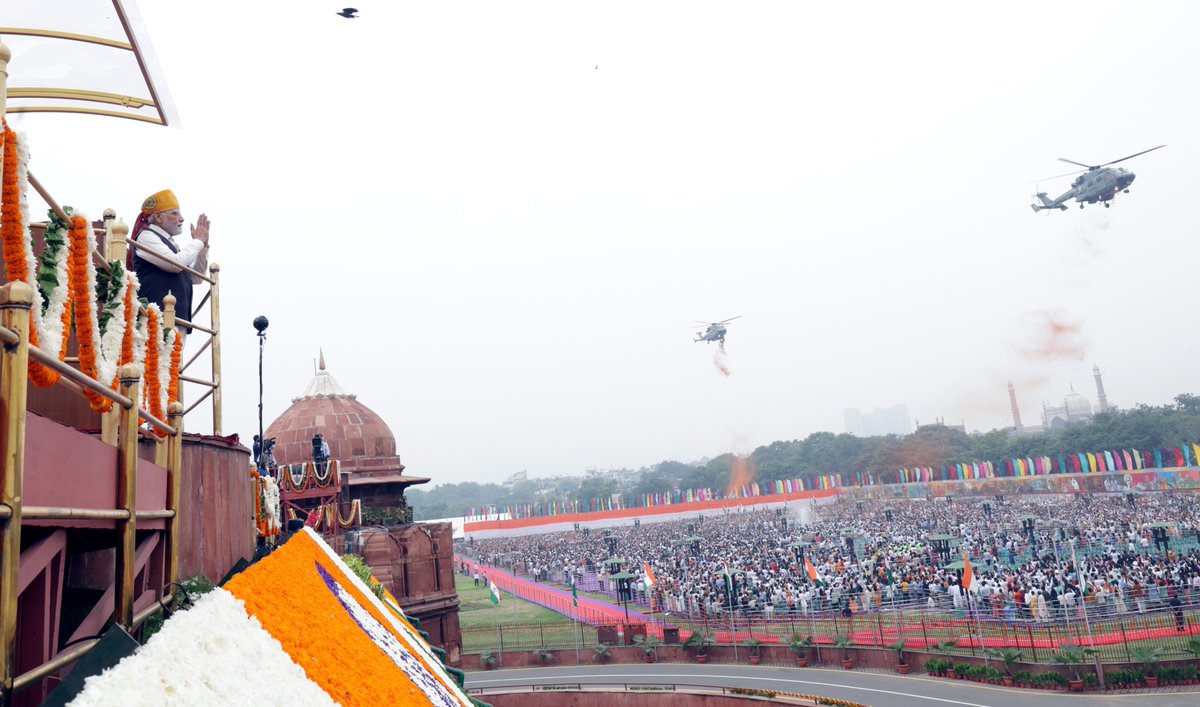At the historic Red Fort, the magnificence of our Independence Day celebrations unfolds and the Tricolour waves majestically. A sight of unparalleled grandeur, a testament to our proud heritage. 🇮🇳