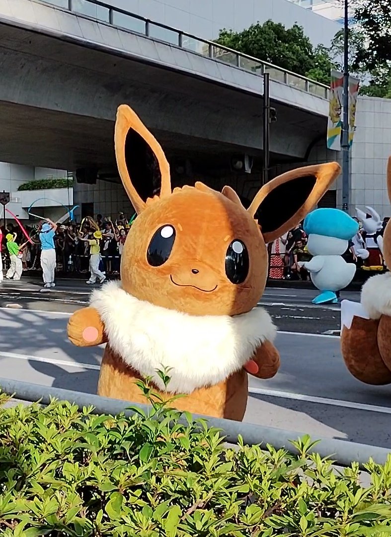 2222Tanuki's tweet photo. ↑ 前スレで #ピカチュウ たくさんの #pokemonparade 動画を上げたけど、その直��に #イーブイ 居てくれたの嬉しかった！大量発生中の時はピカチュウを凌ぐか！？という人気だったのに、今回は��番なしで寂しかった。来年また横浜でイベントあるならカムバックプリーズ！だよ。 #PokemonWorlds https://t.co/E7UovxQJHS