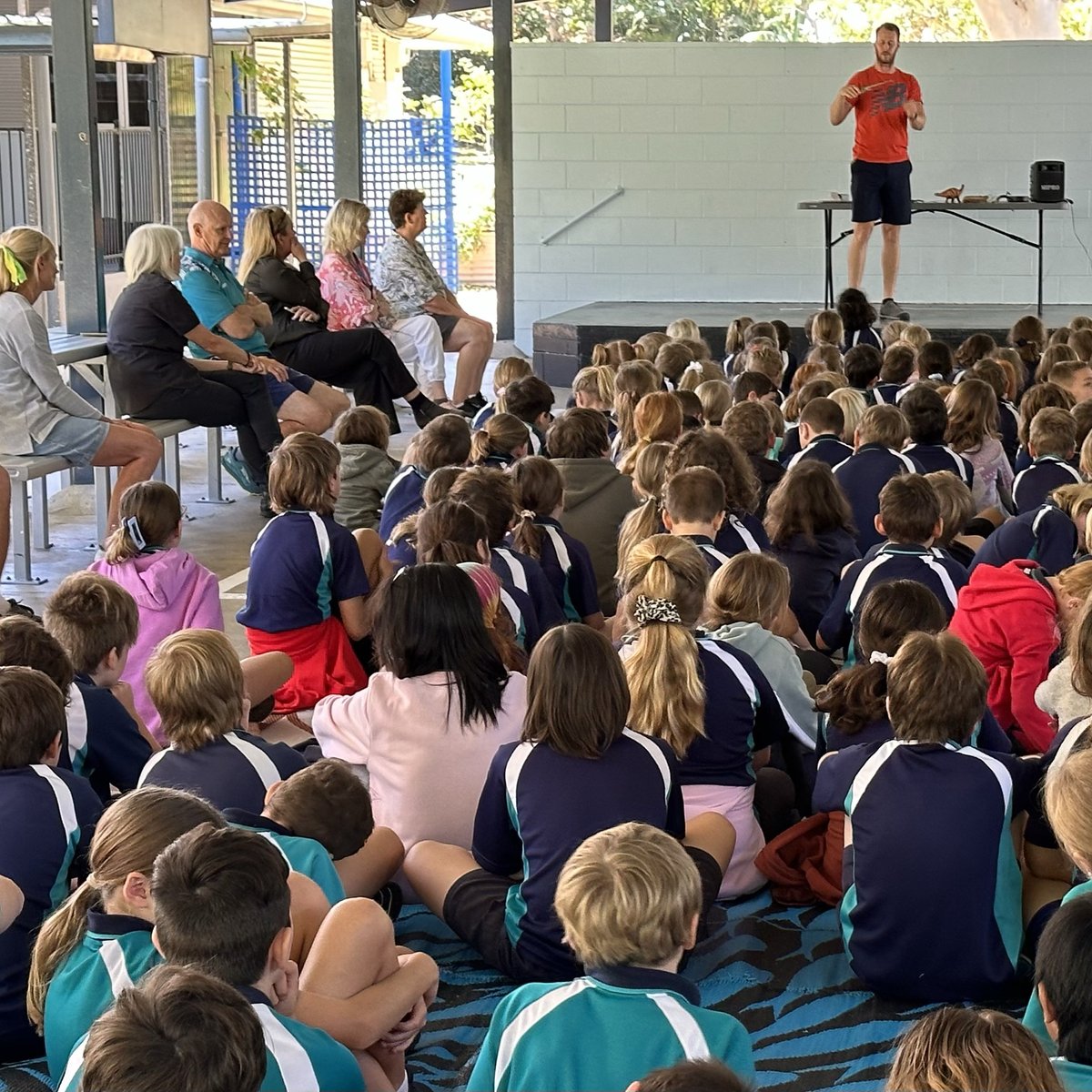 What a brilliant morning @e_m_knutsen of @MTQ_Townsville  & I had yesterday at Magnetic Island State School as part of the Palaeo Jam @Aus_ScienceWeek tour!

While there, we shared stories of Queensland's remarkable fossil heritage with the students and teachers.

#ScienceWeek