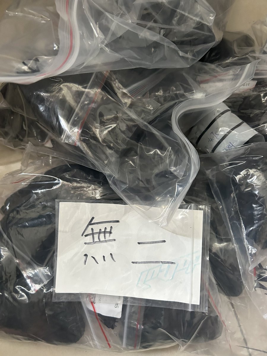 周大生+中国黄金 长黑丝 柜姐超级配合 让拍什么就拍什么 好喜欢 好懂我们 #丝袜 #原味 #原味丝袜 #柜姐丝袜 #专柜收丝 #恋足癖 https://t.co/ZxEbURDu93