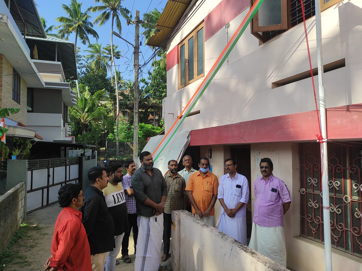 സ്വാതന്ത്ര്യ ദിനത്തോടനുബന്ധിച്ച് സിപിഐഎം ശാസ്തമംഗലം ലോക്കൽ കമ്മിറ്റി ഓഫീസിൽ സെക്രട്ടറി സഖാവ് എസ് ശശിധരൻ ദേശീയ പതാക ഉയർത്തി.  പാളയം ഏരിയ കമ്മിറ്റി അംഗം സഖാവ് ആർ എസ് കിരൺ ദേവ് സ്വാതന്ത്ര്യദിന സന്ദേശം നൽകി
#IndependenceDay  #Indiaat76