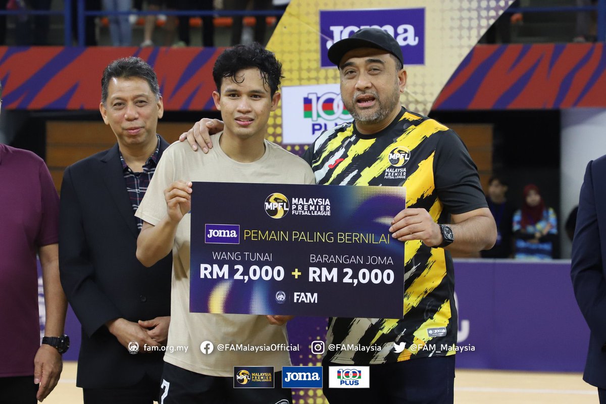 eijaamdan11's tweet photo. C H A M P I O N ⚫️⚪️🏆🫶🔥
Pemain Paling Bernilai : Ahmad Harith Naim 
Penjaga Gol Terbaik : Zainul Zahin Sinuan

Ps: nasib si jamur tu masuk half season je, kalau dia masuk dari awal memang semua geng Pahang Rangers tapau sekali ngan penjaring terbanyak🤪

#Champion  #MPFL2023 https://t.co/jBCMmUPzM2