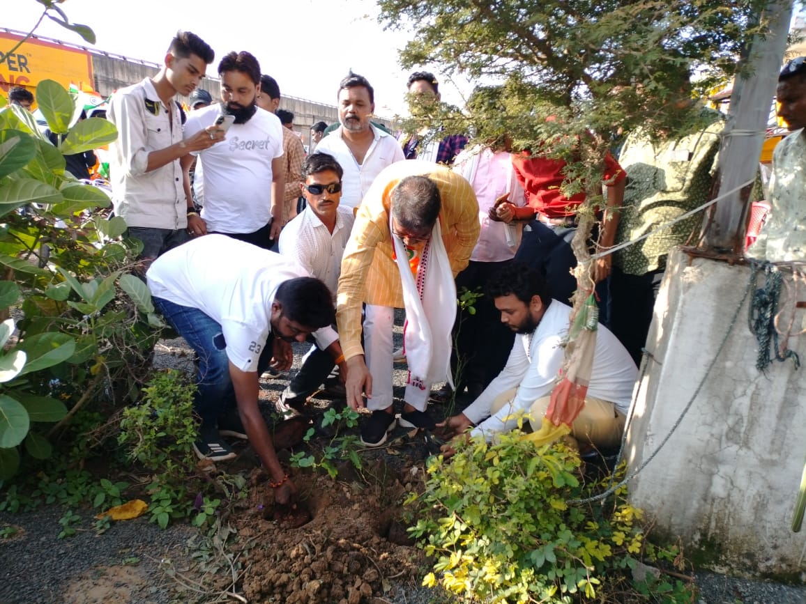 jalamsing_patel's tweet photo. भारत के यशस्वी प्रधानमंत्री मा श्री @narendramodi जी के आह्वान पर आजादी के अमृत महोत्सव पर हर घर तिरंगा के अंतर्गत गोटेगाँव एवं नरसिंहपुर विधानसभा में विभिन ग्रामो से तिरंगा यात्रा निकाली और मेरी माटी मेरा देश के तहत सभी ग्रामो में पेड़ लगाए, 
@BJP4India @BJP4MP https://t.co/Rw97OGjpMM