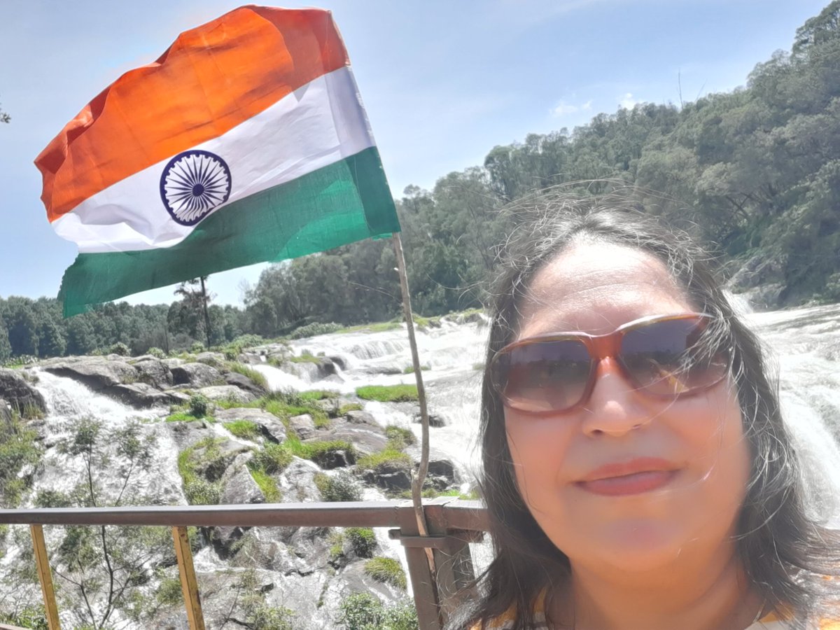 GolaManka26's tweet photo. #SelfieWithFlag
Because the occasion demands it
#HappyIndependenceDay https://t.co/nf0UsHChh5