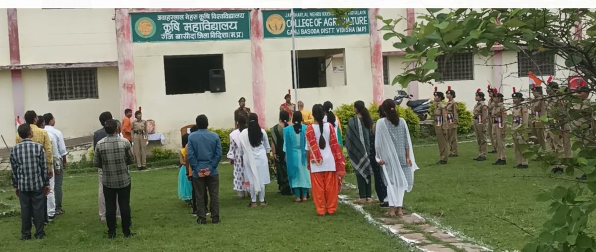 nssvidisha09's tweet photo. कृषि महाविद्यालय गंजबासौदा में 77 वा स्वतंत्रता दिवस धूमधाम से मनाया गया छात्रों द्वारा सांस्कृतिक कार्यक्रमों का आयोजन किया गया तथा श्रेष्ठ कर्मचारियों को पुरस्कृत भी किया गया ध्वजारोहण प्रभारी अधिष्ठाता डॉ प्रवीण कुमार जगा ने किया https://t.co/um9SloMeJ0