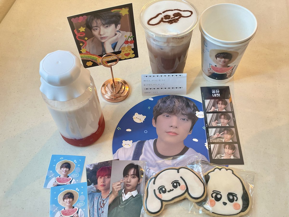 rosesamdol's tweet photo. 🐶공찬생일+1💚
가지마공찬데이~~ 아직 여운이 가시지 않은 찬이 생일 즐기러! 찬이로 꾸며진 예쁜 공간은 역시 행복다하🥹 쿠키가 너무 너무 이뻐서 못먹겠..지만 맛났습니다! 예쁜 카페 감사해요❤️
#공찬 #GONGCHAN
#HAPPYGONGCHANDAY
#여름을_기억하는법_공찬
#공찬이의_여름_한_조각 https://t.co/ihFNS1Tx0y