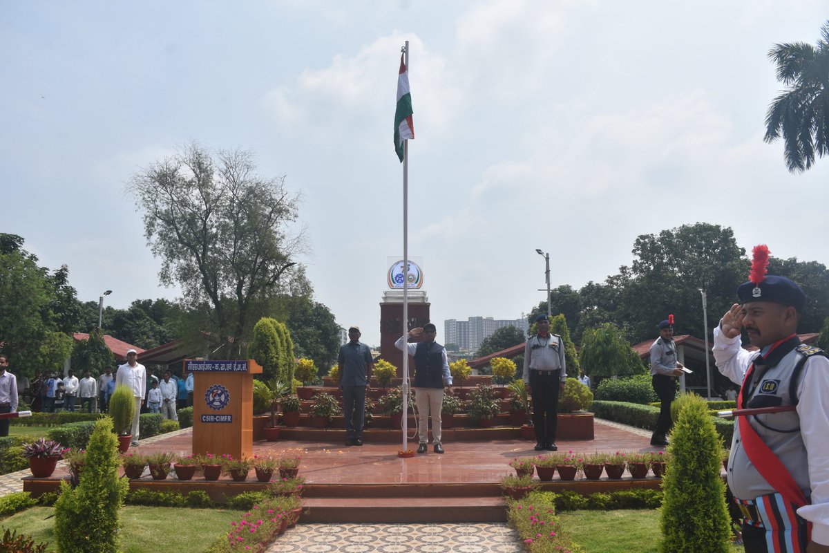 CIMFR_CSIR's tweet photo. Celebration of the 77th Independence Day of India at CSIR-Central Institute of Mining and Fuel Research, Dhanbad 
@CSIR_IND
 #77thIndependenceDay #HarGharTiranga https://t.co/Jpbtm9NbvP