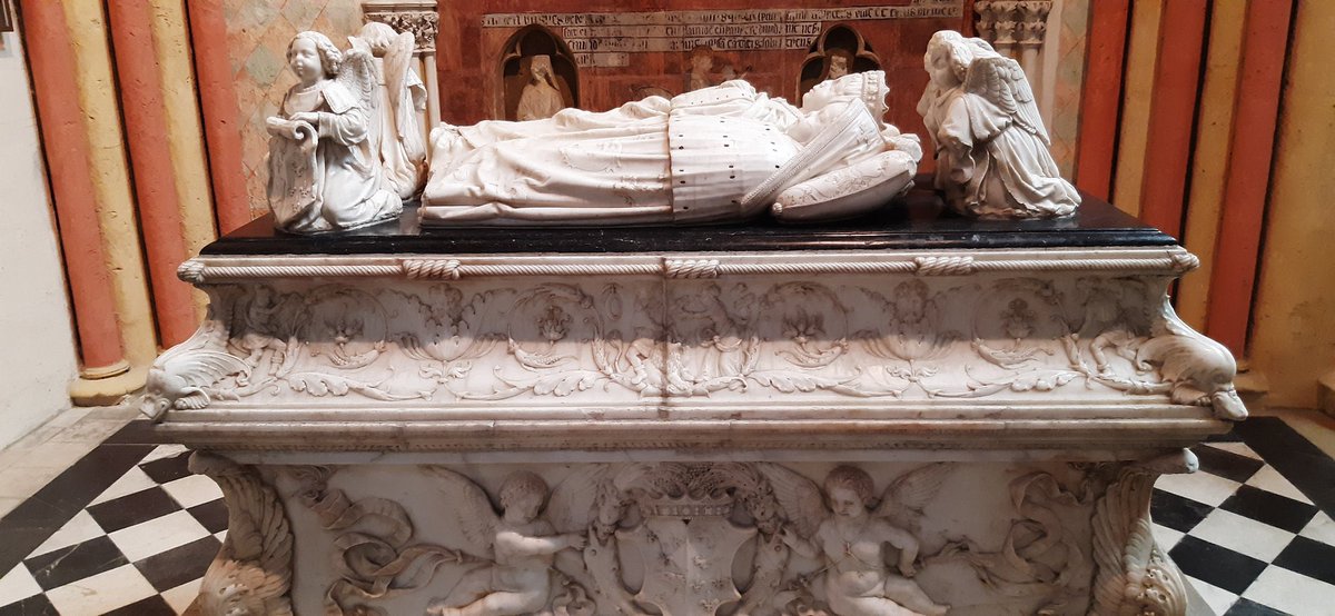 HISTOIRE_DU_VIN's tweet photo. #TombsTuesday La tragédie de Charles VIII de France. En peu de temps ses deux enfants moururent. Il les fit immortaliser sur ce tombeau de la cathédrale de Tours. Lui-même est également mort à un jeune âge lorsqu'il s'est cogné la tête contre une porte du Château d'Amboise. via @JeroenKoerten