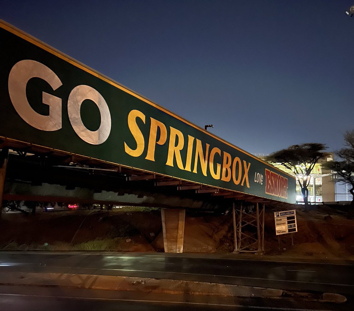 MaNxxumalo's tweet image. Lmaaaooo it’s how they put ‘Springboks’ on the chopping block for me bethuna, I know they lying 😭🤚🏽#Springbox