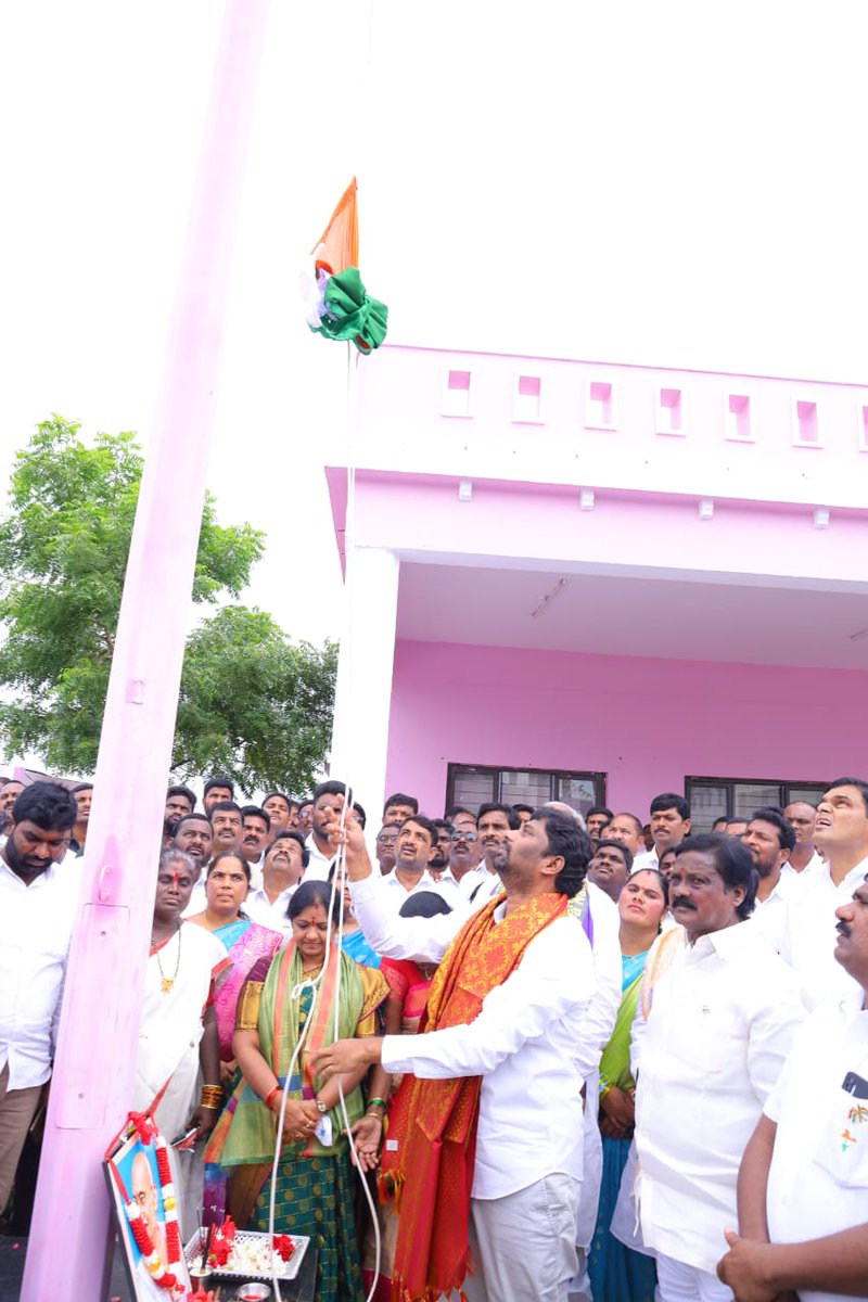 balkasumantrs's tweet photo. స్వాతంత్ర్య దినోత్సవ వేడుకల్లో భాగంగా మంచిర్యాల జిల్లా బీఆర్ఎస్ పార్టీ కార్యాలయంలో జాతీయ జెండా ఆవిష్కరించడం జరిగింది. ఈ కార్యక్రమంలో ఎమ్మెల్యేలు @NDiwakarRao గారు, దుర్గం చిన్నయ్య గారు, జడ్పీ చైర్ పర్సన్ శ్రీమతి నల్లాల భాగ్యలక్ష్మి గారు, మాజీ ఎమ్మెల్యే ఓదెలు గారు, పార్టీ నాయకులు, ప్రజా ప్రతినిధులు పాల్గొన్నారు.

#IndependenceDay2023