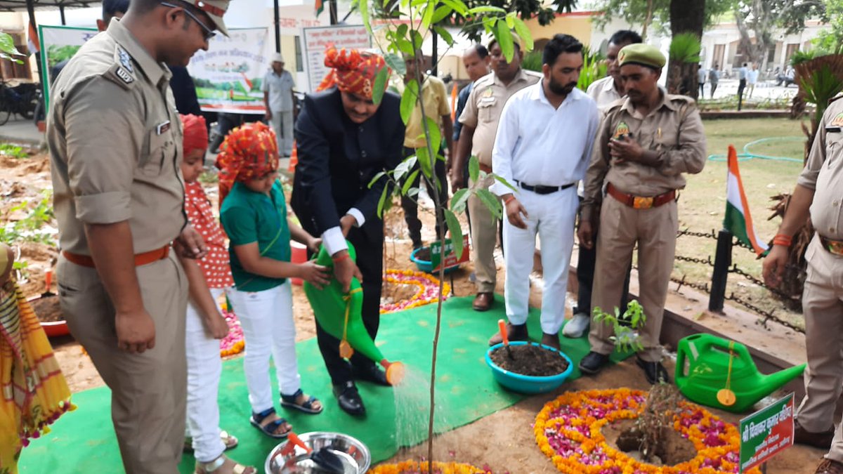 diooffice371's tweet photo. जिलाधिकारी श्री इन्द्र विक्रम सिंह एवं अन्य मजिस्ट्रेट्स व कलक्ट्रेट कार्मिकों द्वारा कलक्ट्रेट में मियावाकी पद्दति से पौधरोपण किया गया।
@CMOfficeUP @ChiefSecyUP @ChiefSecyUP @InfoDeptUP @ShishirGoUP @Dm_Aligarh https://t.co/gMh8GIyfmV