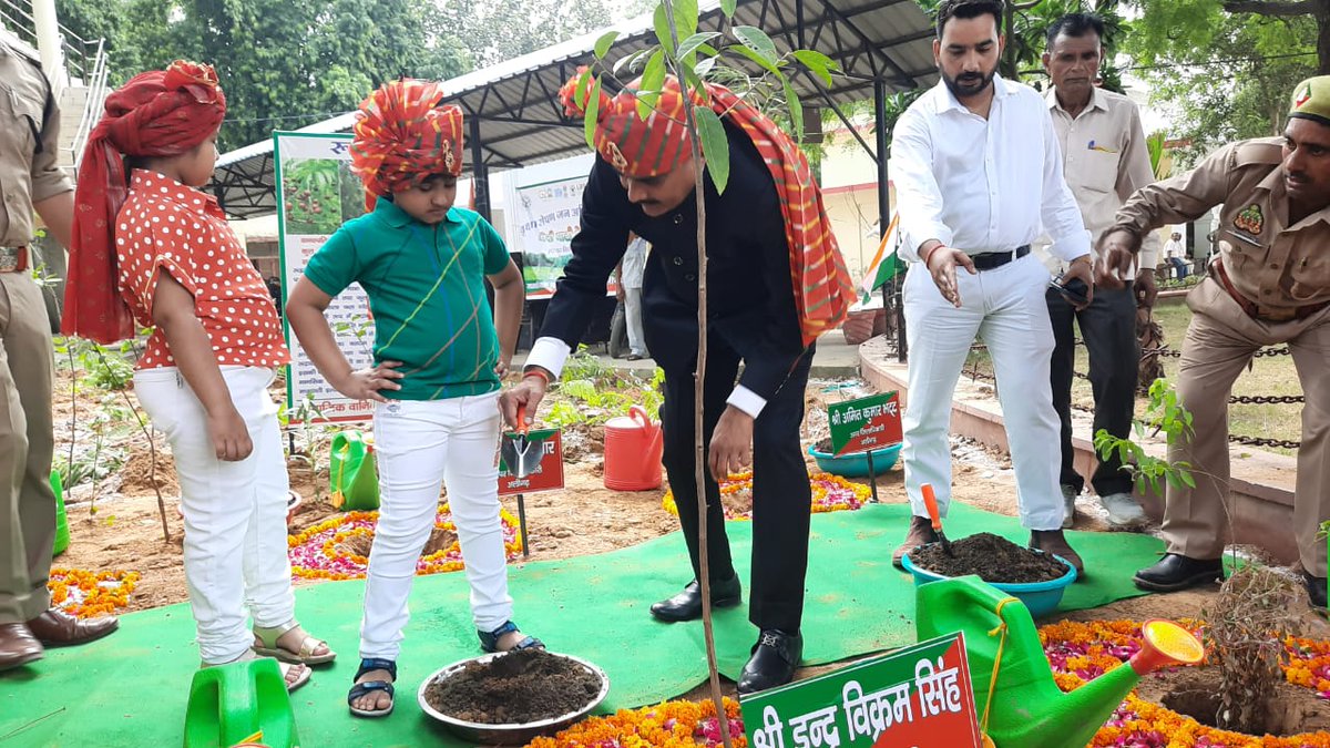 diooffice371's tweet photo. जिलाधिकारी श्री इन्द्र विक्रम सिंह एवं अन्य मजिस्ट्रेट्स व कलक्ट्रेट कार्मिकों द्वारा कलक्ट्रेट में मियावाकी पद्दति से पौधरोपण किया गया।
@CMOfficeUP @ChiefSecyUP @ChiefSecyUP @InfoDeptUP @ShishirGoUP @Dm_Aligarh https://t.co/gMh8GIyfmV