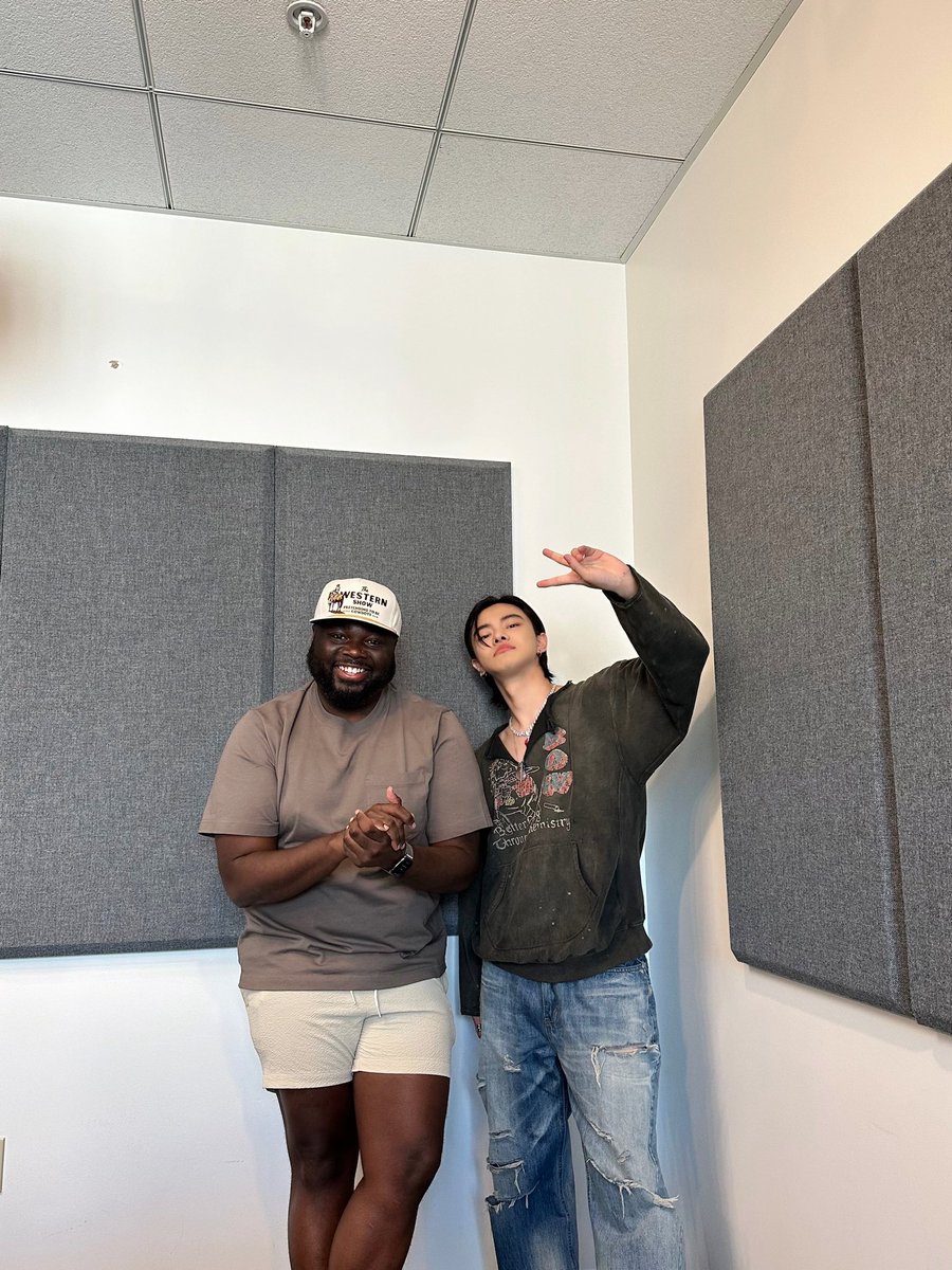 _leo0o0o's tweet photo. [📷] 

Visiting KIISFM on a fine day in LA ✌️ Thank you all for listening!

#131Label #LEO #리오 https://t.co/ulOenXqVh8