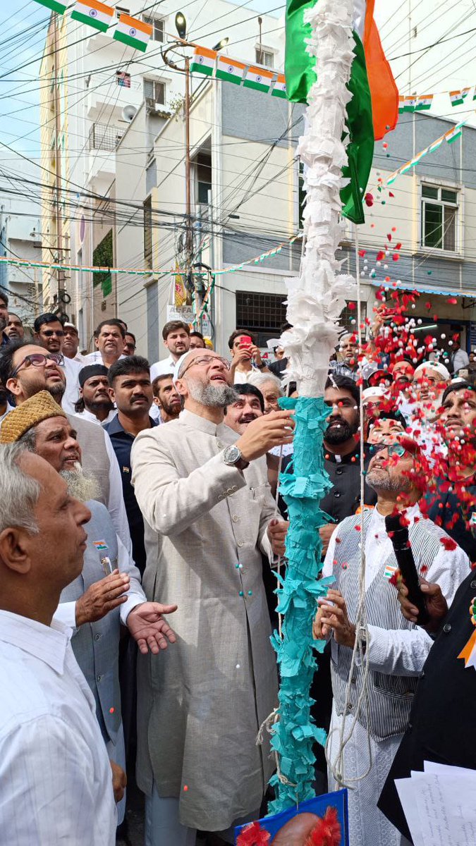 aimim_national's tweet photo. Barrister @asadowaisi (AIMIM President &amp; Hyderabad MP) ne aaj Yaum-e-Aazaadi ke mauqe par #Hyderabad ke muqtalif ilaqo'n mein parcham kushai (Flag Hoisting) anjam di.

#aimim #asaduddinowaisi #15august #flaghoisting #independenceday #indiaindependenceday  #yaumeaazaadi https://t.co/7jQGQsDywJ
