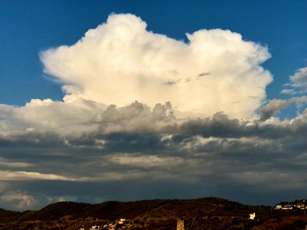 AlfredRPico's tweet photo. Bon dia! Avui ens hem llevat amb aquests Cb de base alta, donant ruixats entre el Garraf i l’Alt Penedès, en direcció al Baix Llobregat. A pl. Kennedy #Barcelons ara 24,9°C i 83%. Llevant de 12 km/h.
#meteo https://t.co/nTSxGiW5Vj