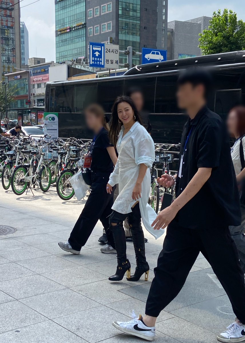 center_dd_'s tweet photo. 훠궈 먹고 나오는 길에 김희선 봄.. 여신 그 자체... https://t.co/ClhohfEksA