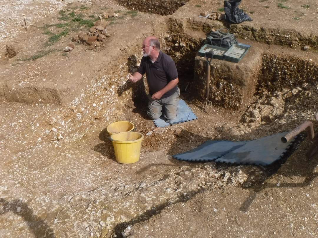 BtnHoveAS's tweet image. Our #bigdig week has ended &amp;amp; a HUGE thanks to all the volunteers who came up over the week. We're finding more BA pottery in the flint pit.  We've found many more postholes, possibly from the IA farmstead. Much to work out yet.  There's still time to join us, every Weds &amp;amp; Sat!