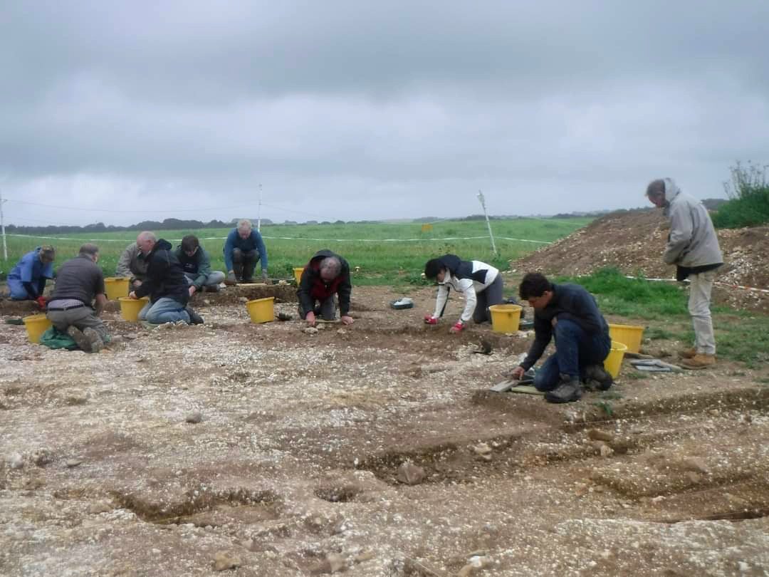 BtnHoveAS's tweet image. Our #bigdig week has ended &amp;amp; a HUGE thanks to all the volunteers who came up over the week. We're finding more BA pottery in the flint pit.  We've found many more postholes, possibly from the IA farmstead. Much to work out yet.  There's still time to join us, every Weds &amp;amp; Sat!
