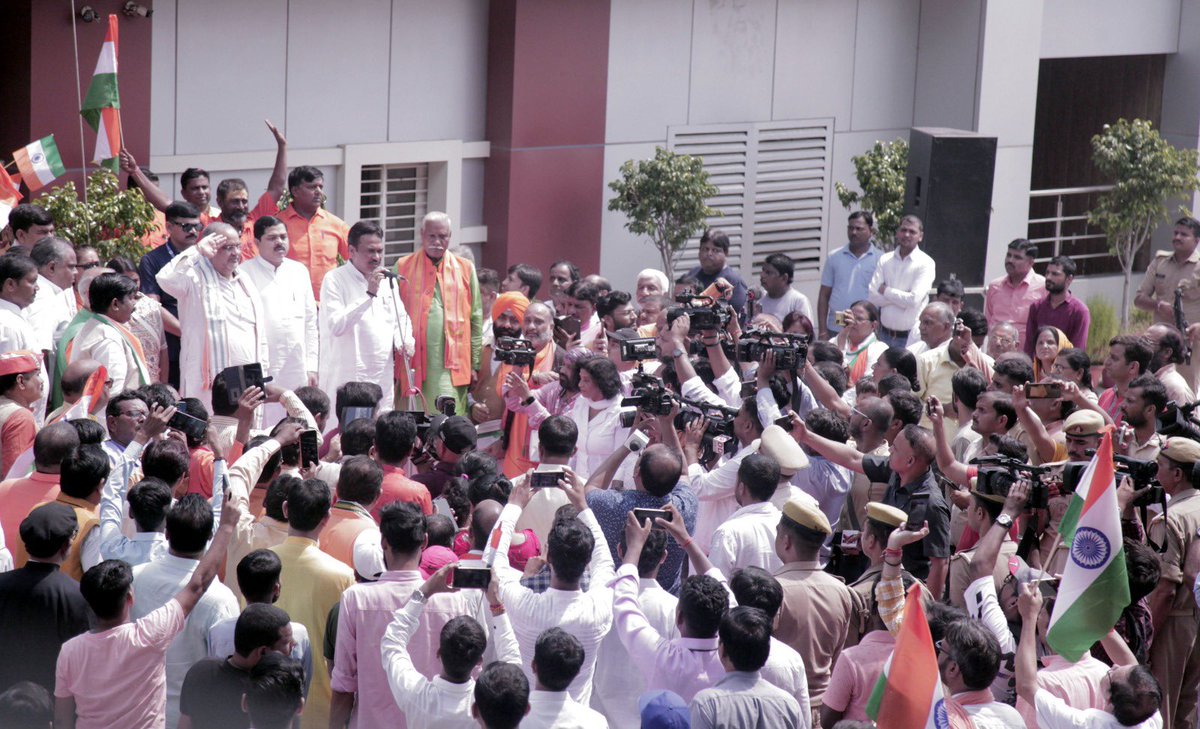 gnshuklabjp's tweet photo. मित्रों-भा.ज.पा.प्रदेश मुख्यालय पर देश के 77 वे स्वतंत्रता दिवस के अवसर पर मा.प्रदेश अध्यक्ष श्री @Bhupendraupbjp जी ने ध्वजारोहण किया इस अवसर पर प्रदेश महामंत्री संगठन श्री @idharampalsingh जी एवं प्रदेश पदाधिकारी मित्रों के साथ उपस्थित रहा ।
आप सभी को स्वतंत्रता दिवस की हार्दिक शुभकामनाएं I