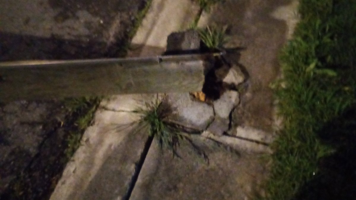 FabisFs67's tweet photo. Buenas noches personal d @TELMEXSoluciona
@Telmex Urge que apoyen al retiro de este poste, ocurrió calle urano, Galaxia Toluca, cp 50295, por fuertes vientos se venció afectando a los vecinos de esta calle,  es un peligro por los que transitan ahí, esperando contar con su apoyó https://t.co/HwUveEJP8O