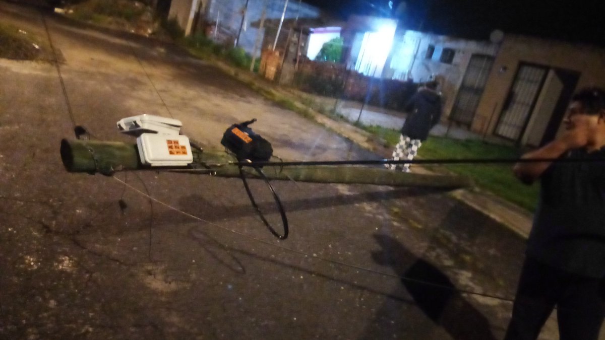 FabisFs67's tweet photo. Buenas noches personal d @TELMEXSoluciona
@Telmex Urge que apoyen al retiro de este poste, ocurrió calle urano, Galaxia Toluca, cp 50295, por fuertes vientos se venció afectando a los vecinos de esta calle,  es un peligro por los que transitan ahí, esperando contar con su apoyó https://t.co/HwUveEJP8O