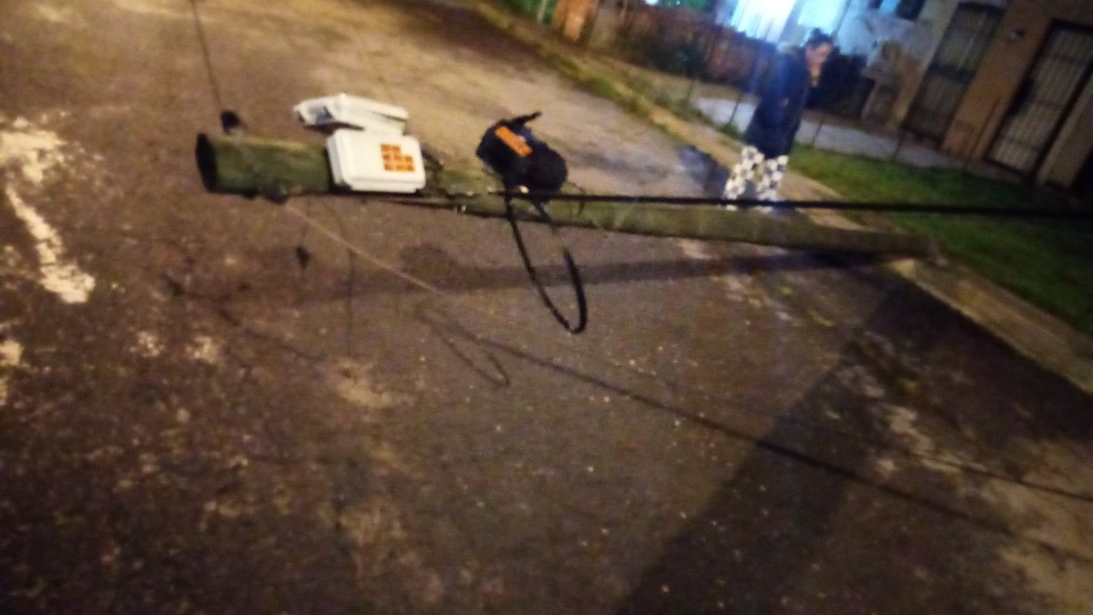 FabisFs67's tweet photo. Buenas noches personal d @TELMEXSoluciona
@Telmex Urge que apoyen al retiro de este poste, ocurrió calle urano, Galaxia Toluca, cp 50295, por fuertes vientos se venció afectando a los vecinos de esta calle,  es un peligro por los que transitan ahí, esperando contar con su apoyó https://t.co/HwUveEJP8O
