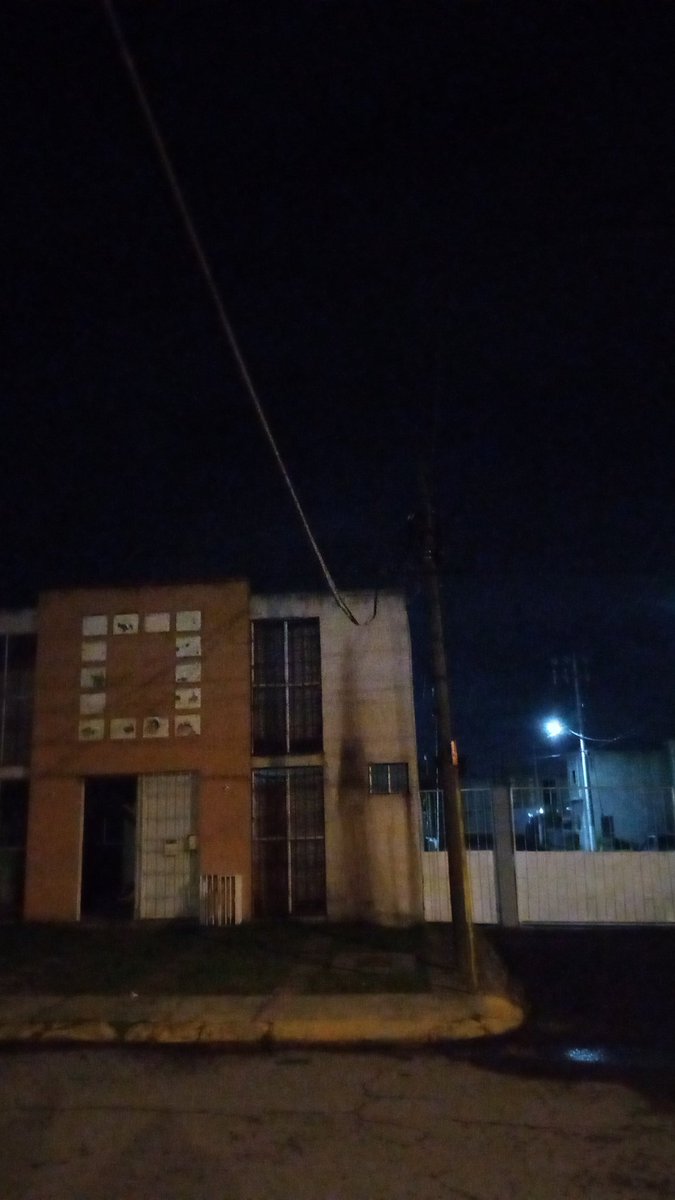 FabisFs67's tweet photo. Buenas noches personal d @TELMEXSoluciona
@Telmex Urge que apoyen al retiro de este poste, ocurrió calle urano, Galaxia Toluca, cp 50295, por fuertes vientos se venció afectando a los vecinos de esta calle,  es un peligro por los que transitan ahí, esperando contar con su apoyó https://t.co/HwUveEJP8O