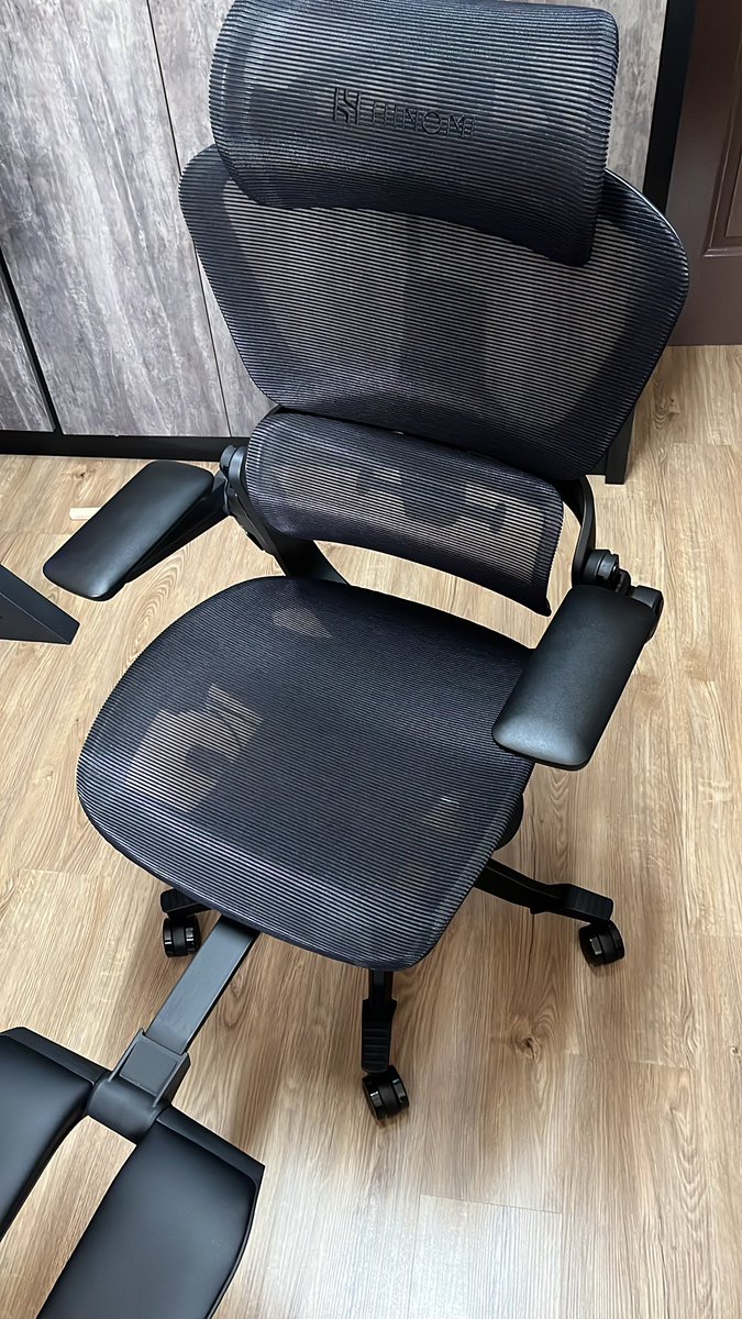 rozzoyl's tweet photo. This purchase was better than I expected, really comfortable and highly recommend to those thinking of purchasing their first ergonomic chair 😌. 

Of course the leg rest is one of the unique feature of this chair ! Best office chair I have purchased!
#hinomi https://t.co/xTlzDPY1aX