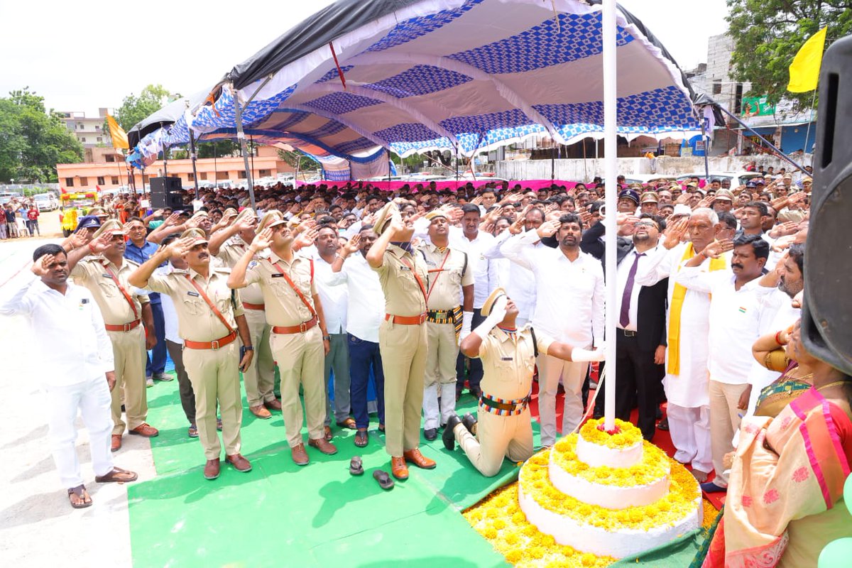 balkasumantrs's tweet photo. 77వ స్వాతంత్ర్య దినోత్సవ వేడుకల్లో భాగంగా మంచిర్యాల ప్రభుత్వ బాలుర పాఠశాల మైదానంలో జాతీయ పతాకావిష్కరణ చేయడం జరిగింది.

#IndependenceDayIndia https://t.co/Ks61NXQZT8
