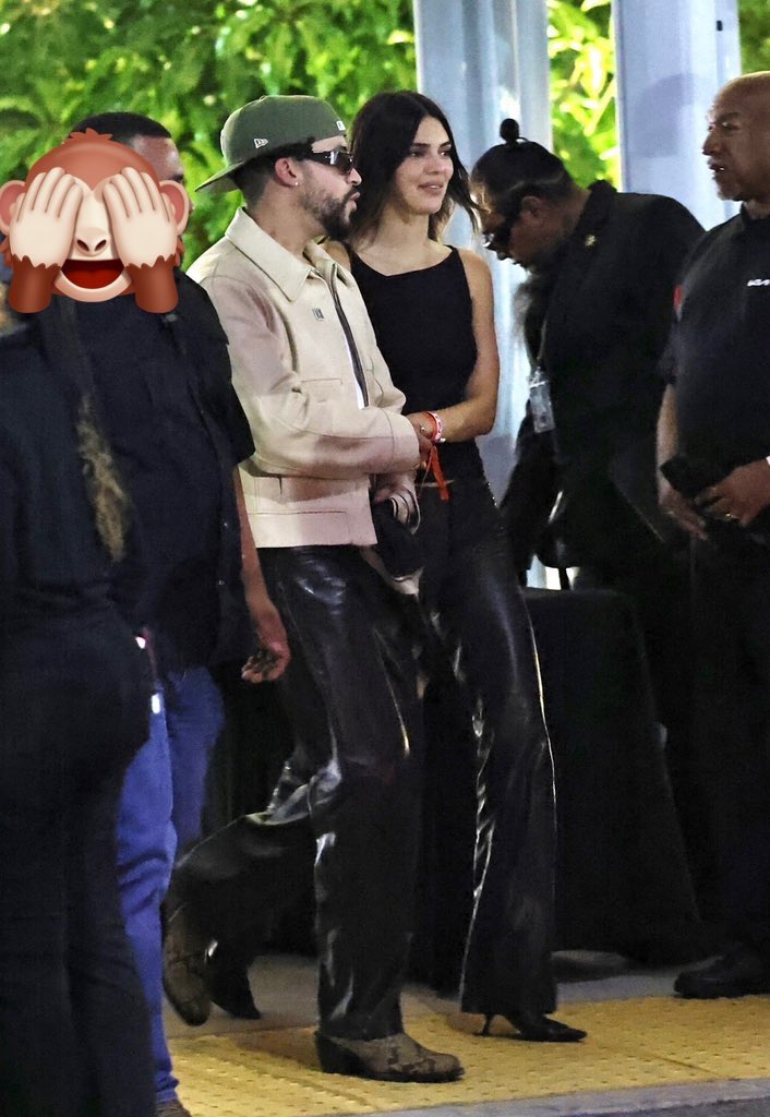 lizPeru1's tweet photo. @mexicomagico Lo q pasa q kendall jenner lo esta chupetiando el cuello  x eso creo o lo chupeteo antes 🤔😅😅😍😍😍🤣🤣 Bad Bunny benito https://t.co/1nTygPiu7f
