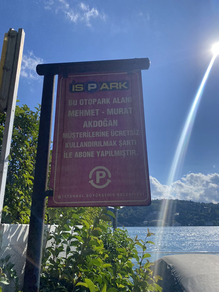 CirkinIstanbul's tweet photo. Bu da olmuş.

Arabaları park etsin diye @istanbulbld Boğaz kıyısını halka kapayıp yandaki yalıya vermiş. https://t.co/1wNVQikTdp