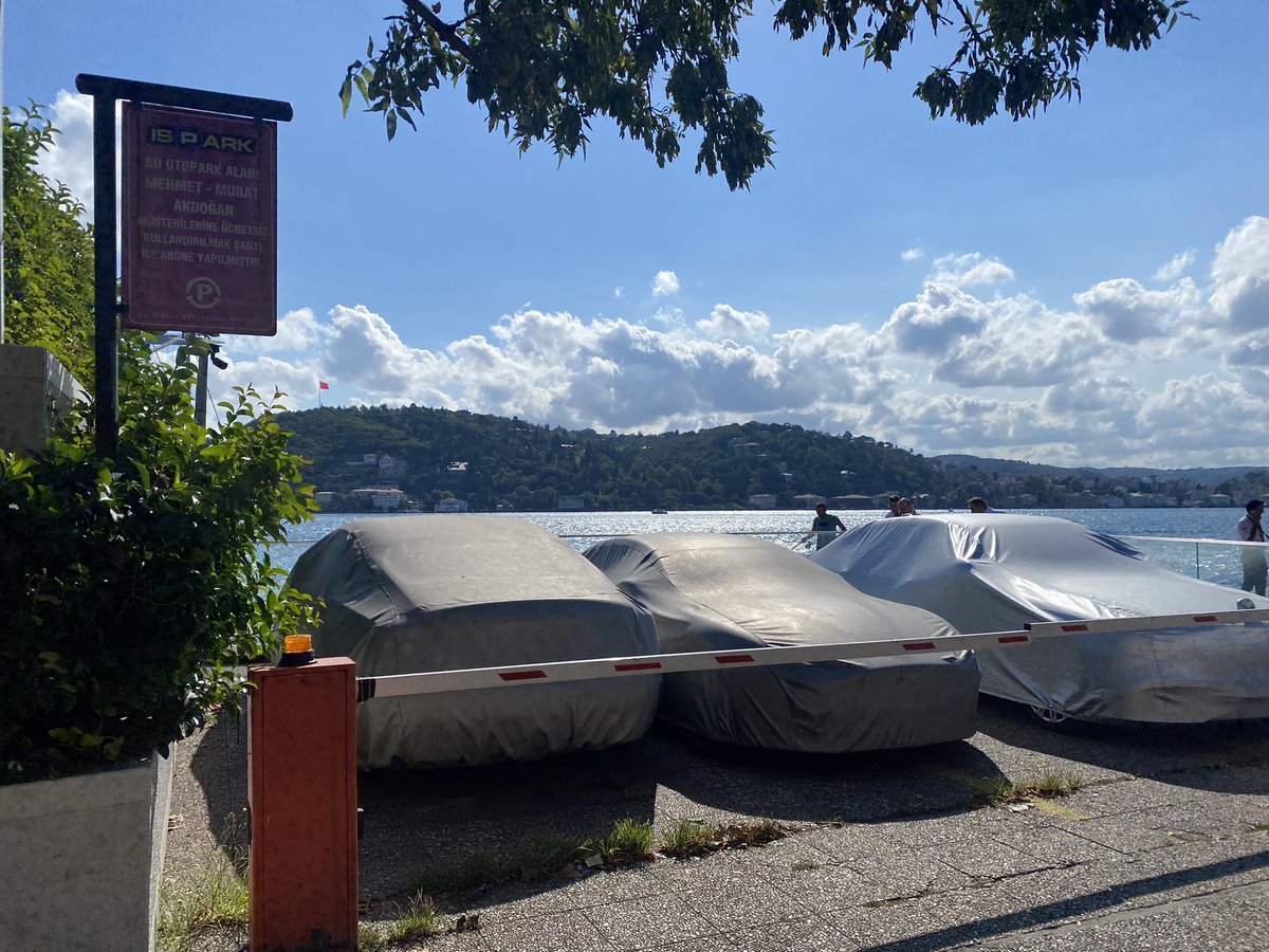 CirkinIstanbul's tweet photo. Bu da olmuş.

Arabaları park etsin diye @istanbulbld Boğaz kıyısını halka kapayıp yandaki yalıya vermiş. https://t.co/1wNVQikTdp