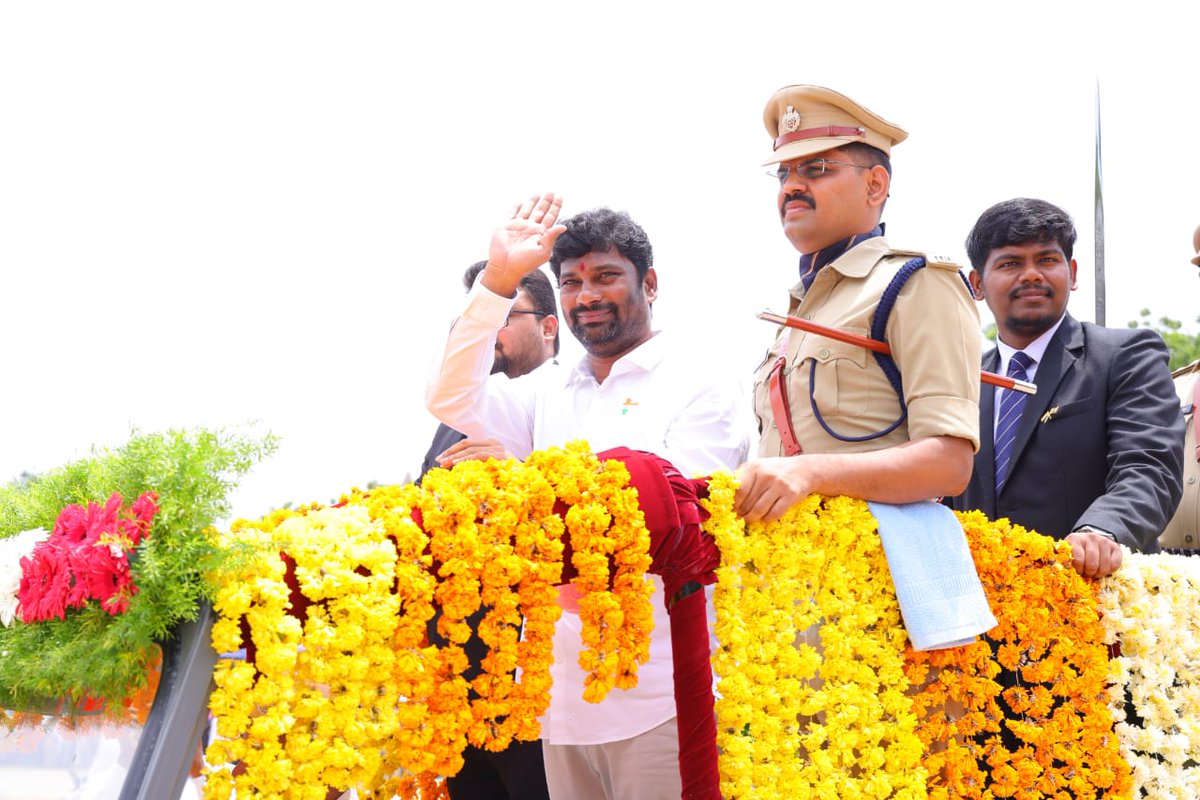 balkasumantrs's tweet photo. 77వ స్వాతంత్ర్య దినోత్సవం సందర్భంగా మంచిర్యాల ప్రభుత్వ బాలుర పాఠశాల మైదానంలో నిర్వహించిన అధికారిక వేడుకల్లో సన్మాన్ గార్డ్ పరేడ్ లో పాల్గొనడం జరిగింది.

#IndependenceDay2023 https://t.co/9wQIVR3YN3