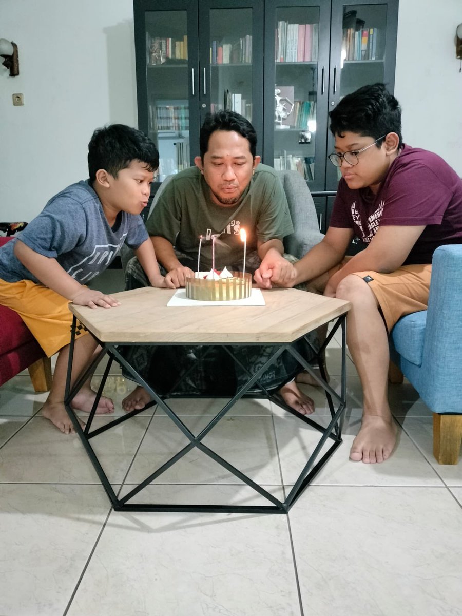 Saya menjejaki di hampir separuh abad kehidupan. Tadinya saya punya banyak mimpi untuk saya ceritakan kepada seperempat malam. Mendaki hingga mimpi tertinggi. Jatuh dan bermimpi lagi. Begitu seterusnya.