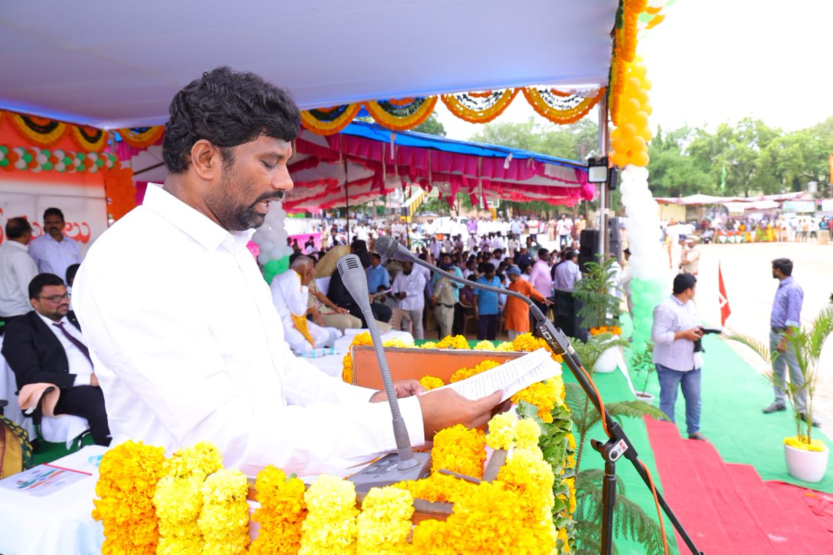 balkasumantrs's tweet photo. 77వ స్వాతంత్ర్య దినోత్సవం సందర్భంగా మంచిర్యాల ప్రభుత్వ బాలుర పాఠశాల మైదానంలో నిర్వహించిన అధికారిక వేడుకల్లో భాగంగా మంచిర్యాల జిల్లా ప్రగతి నివేదికను సమర్పించడం జరిగింది.

#IndependenceDay2023 https://t.co/YkhN2jkppj