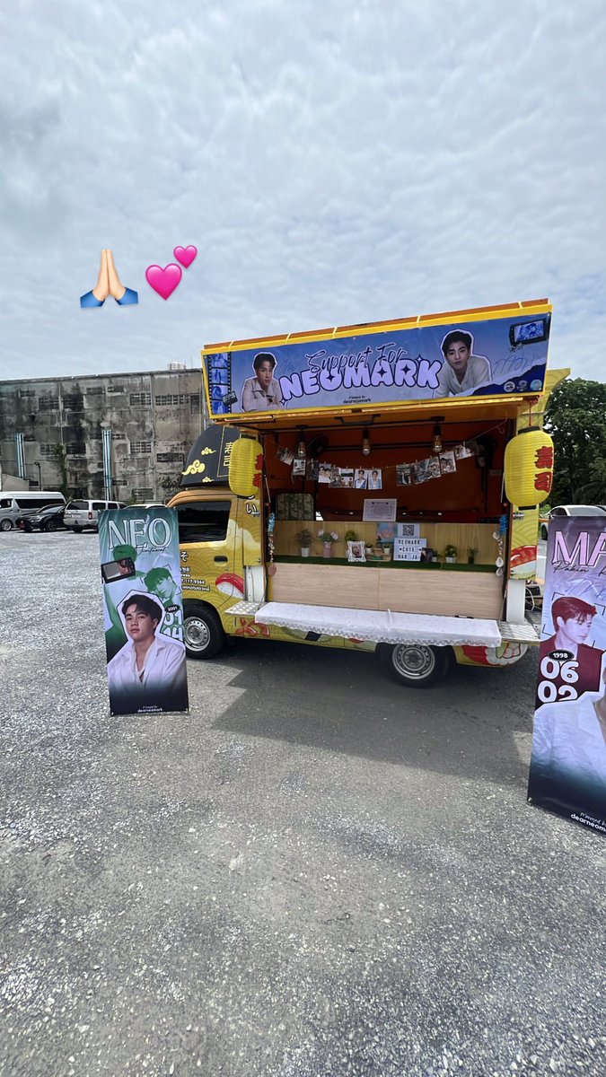 neomarkfiles's tweet photo. #OnlyFriendsSeriesQ27 ✨

Food truck support from @dearneomark to our beloved #neomark. Thank you for the unending love and support to them for #OnlyFriendsSeries filming 💕

#นีโอมาร์ค #neo_neos #mmarkpkk https://t.co/lT1ynoudTU