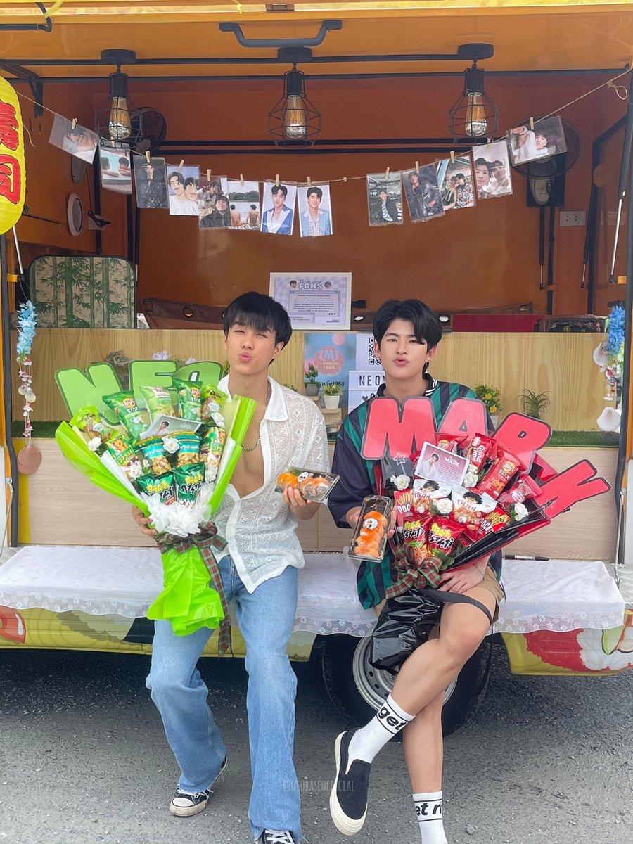 neomarkfiles's tweet photo. #OnlyFriendsSeriesQ27 ✨

Food truck support from @dearneomark to our beloved #neomark. Thank you for the unending love and support to them for #OnlyFriendsSeries filming 💕

#นีโอมาร์ค #neo_neos #mmarkpkk https://t.co/lT1ynoudTU