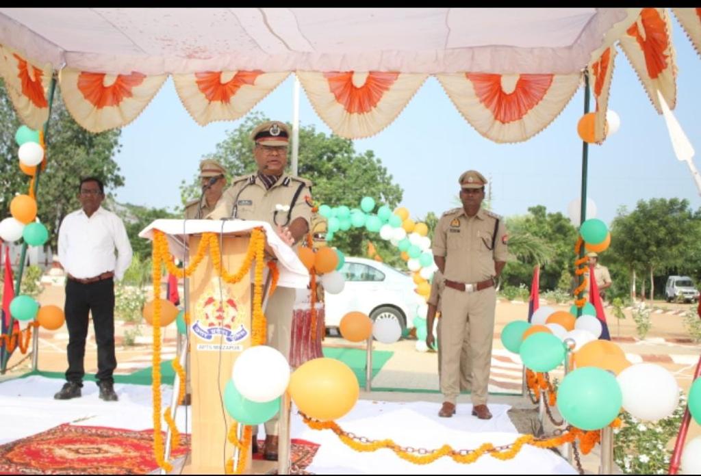 APTSMIRZAPURUPP's tweet photo. #IndependenceDay2023 के अवसर पर श्रीमान DIG APTS Chunar Mirzapur Dharmendra Singh सर द्वारा प्रशिक्षण संस्थान APTS  चुनार मीरजापुर में अपने अधीनस्थ अधिकारी एवं कर्मचारीगण व उप निरीक्षक प्रक्षिक्षुओ के साथ ध्वजारोहण व राष्ट्रगान कर, स्वतंत्रता दिवस की हार्दिक शुभकामना दिया गया। https://t.co/FIimAQpKpu