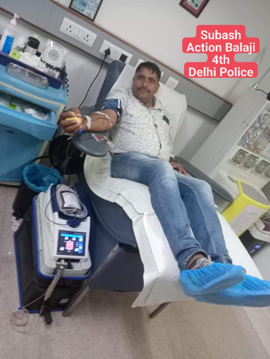 DelhicopRvndr's tweet image. रक्तदान एक मिशाल 

Action Balaji Hospital में अनजान को ब्लड की जरूरत हुई तो @DelhiPolice के जवान #Mukesh और #Subash ने रक्तदान किया 

15 August के अवसर पर @Uppolice  के जवान छोटे भाई @SouravT70503921 ने दूसरी बार रक्तदान किया 

सेल्यूट
@CPDelhi @sumannalwa @anandmahindra