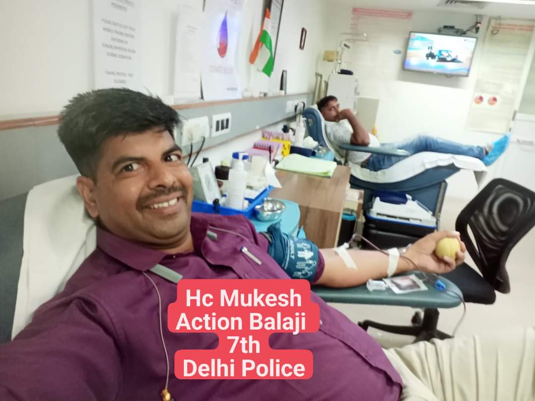 DelhicopRvndr's tweet image. रक्तदान एक मिशाल 

Action Balaji Hospital में अनजान को ब्लड की जरूरत हुई तो @DelhiPolice के जवान #Mukesh और #Subash ने रक्तदान किया 

15 August के अवसर पर @Uppolice  के जवान छोटे भाई @SouravT70503921 ने दूसरी बार रक्तदान किया 

सेल्यूट
@CPDelhi @sumannalwa @anandmahindra