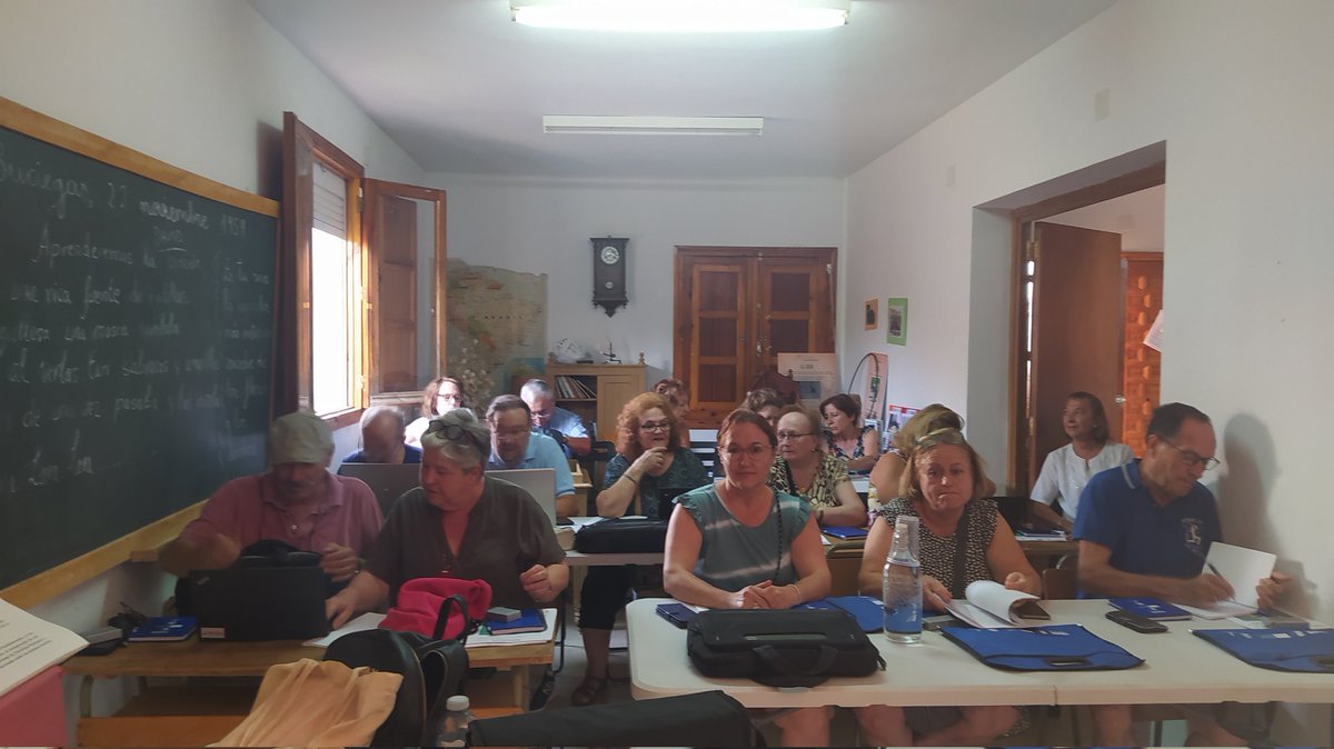 Estamos llevando a cabo talleres de alfabetización digital, financiados por el #ProgramaLEADER, para capacitar a los colectivos más vulnerables.
Realizados en  #VillanuevadeGuadamejud, #Albendea, #Buciegas.
Quedan 12 localidades más.
 #LaAlcarriaConquense #Alfabetizacióndigital