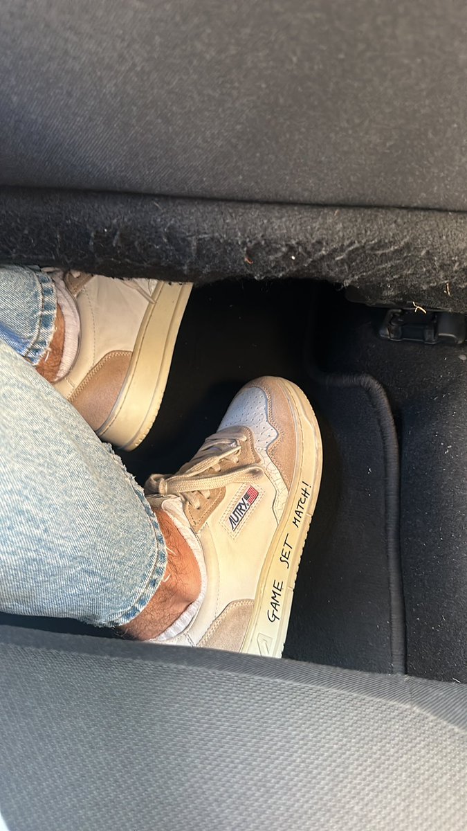 alexaandre_tiec's tweet photo. @wethenewfr Petite paire détente avec ce beau soleil https://t.co/FgWqnWq0bX