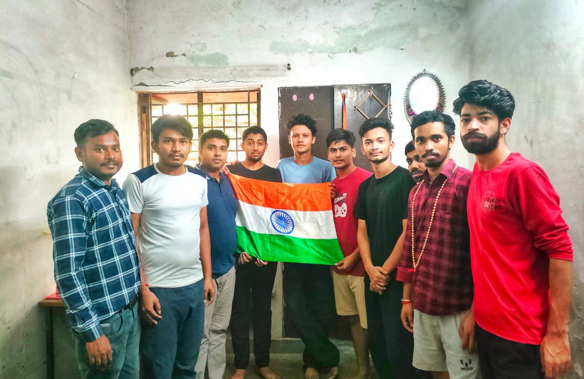 MyHomeIndia's tweet photo. माय होम इंडिया के जन आरोग्य रक्षा प्रमुख @Yadavakhil जी ने #HarGharTiranga अभियान के तहत राजधानी दिल्ली में JNU के छात्रों से संपर्क किया और उन्हें स्वतंत्रता दिवस की शुभकामना हेतु #HarGharTiranga2023 स्मृतिचिन्ह भेंट किए।
#NEStFest2023 को लेकर भी छात्रों को आमंत्रित किया गया और उन्हें संगठन के सेवा कार्यों की भी जानकारी दी।