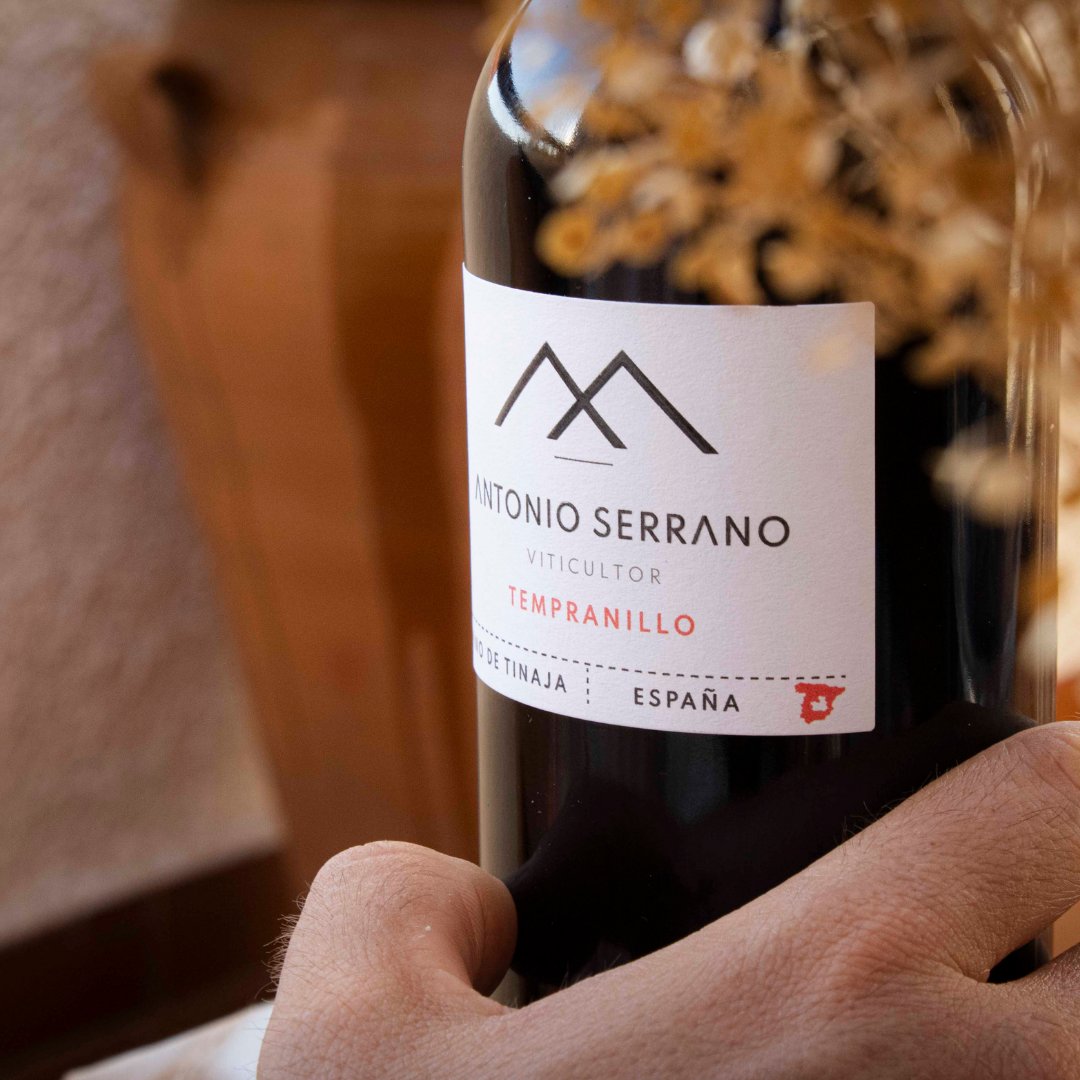 Mucha finura en el Tempranillo de Antonio Serrano Viticultor. Procedente de viñas trabajadas en ecológico en la Mancha. El vino pasa tres meses en tinajas de barro centenarias antes de ser embotellado. Un bonito proyecto el cual trabajamos a nivel internacional.