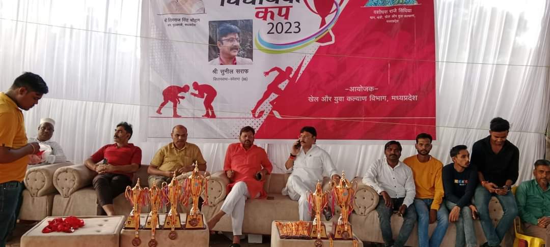 कल विधायक कप कबड्ड़ी टूर्नामेंट के फाइनल मैच में ...
सभी खिलाड़ियों को बधाई शुभकामनाएं ...
जय कोतमा