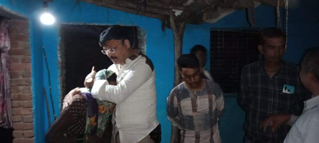 कल मेरे विधानसभा क्षेत्र के बिजहा ,छुलहा ,पकरिहा ,मंटोलिया ,डोंगरी टोला व देवगंवा के विभिन्न शोकाकुल परिवारों के दुख में सामिल हुआ ...
#मेरा_विधानसभा_मेरा_परिवार