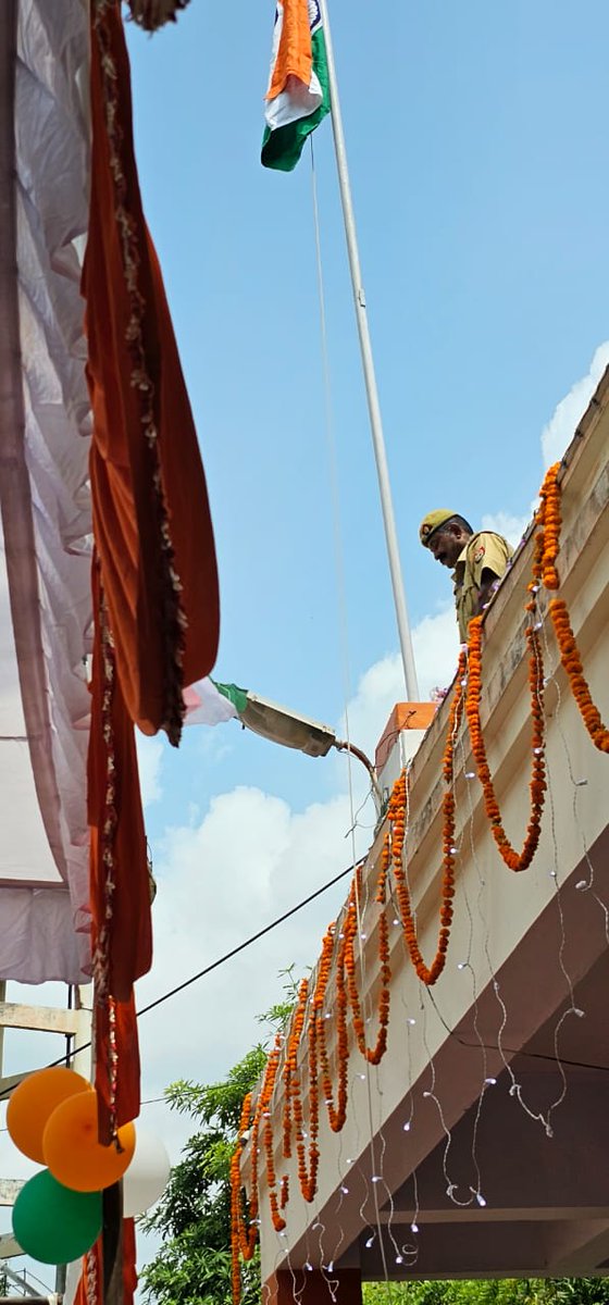 DproKannauj's tweet photo. मुख्य विकास अधिकारी महोदय द्वारा विकास भवन में झंडा रोहण किया गया एवं अधिकारी/कर्मचारियों को पंच-प्रण की शपथ दिलाई गई! @dmkannauj1 @UPGovt @ShishirGoUP @infodprtsl @CMOfficeUP @upculturedept @uppanchayatiraj https://t.co/uAOdRSFRgc