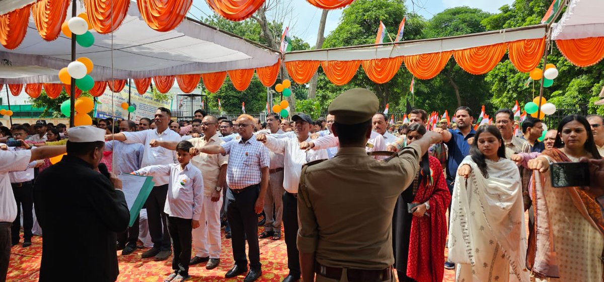 DproKannauj's tweet photo. मुख्य विकास अधिकारी महोदय द्वारा विकास भवन में झंडा रोहण किया गया एवं अधिकारी/कर्मचारियों को पंच-प्रण की शपथ दिलाई गई! @dmkannauj1 @UPGovt @ShishirGoUP @infodprtsl @CMOfficeUP @upculturedept @uppanchayatiraj https://t.co/uAOdRSFRgc